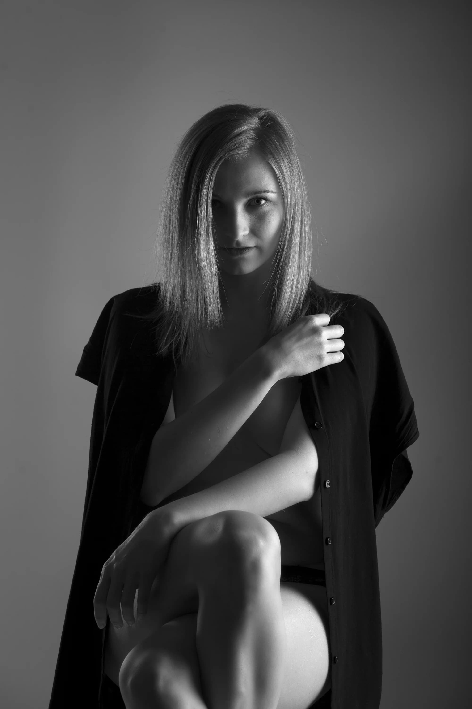 Decentní a kouzelné ženské akty nebo těhotenské focení v ateliéru