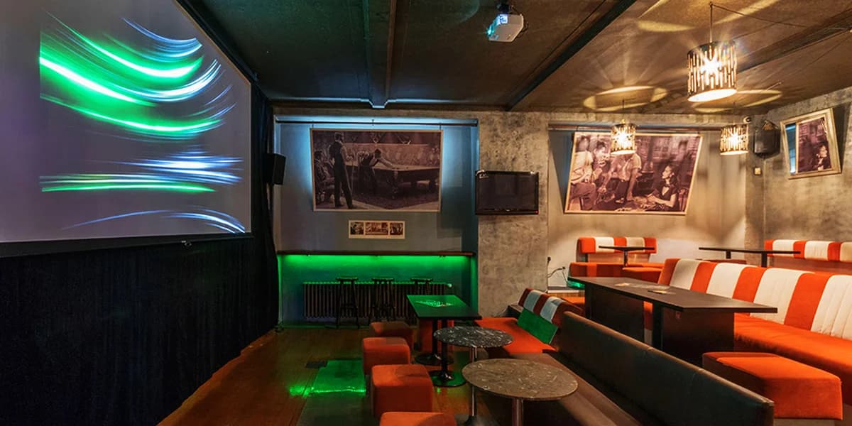 Večer v baru rest.art: hodina kulečníku, šipek nebo kino s občerstvením