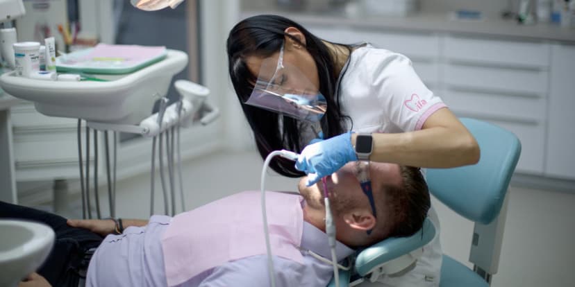 Důkladná péče o váš chrup: dentální hygiena i s Air-Flow pro dospělé