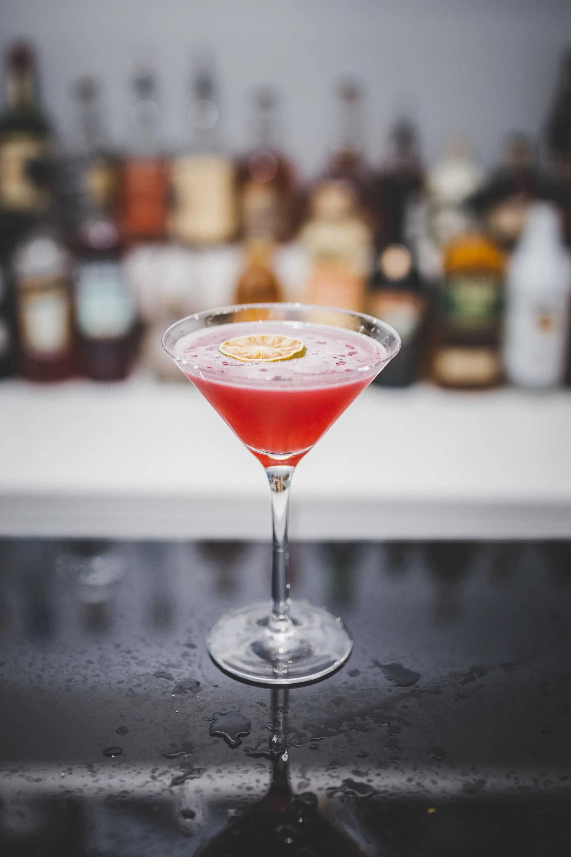 Hot dog se slaninou i čedarem a koktejl dle výběru: daiquiri, negroni i margarita