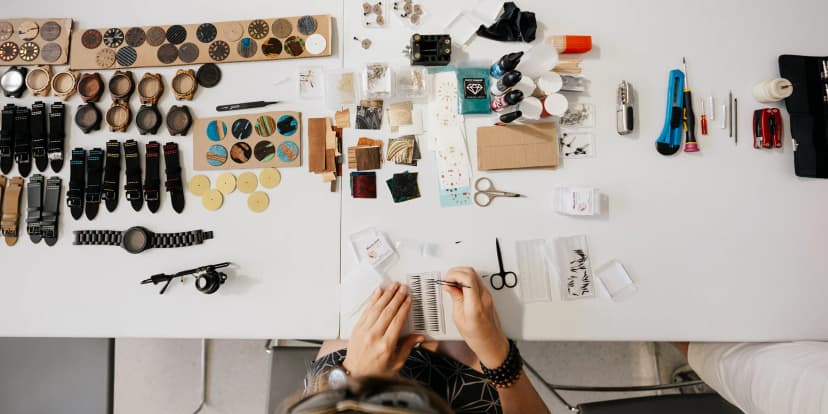 Workshop výroby hodinek TimeWood pro 1 nebo 2 osoby v Praze či Ostravě