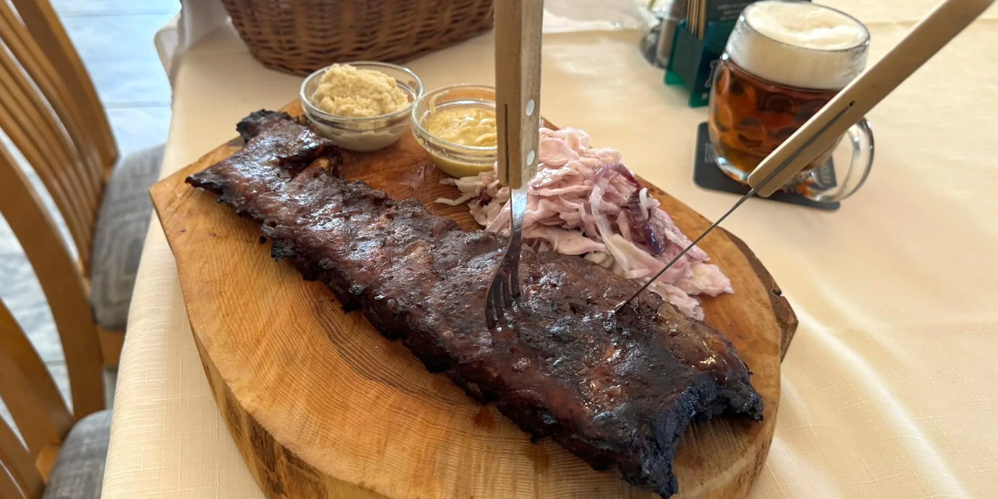 Pořádná bašta: žebra o váze 500 g, pečivo, hořčice a křen