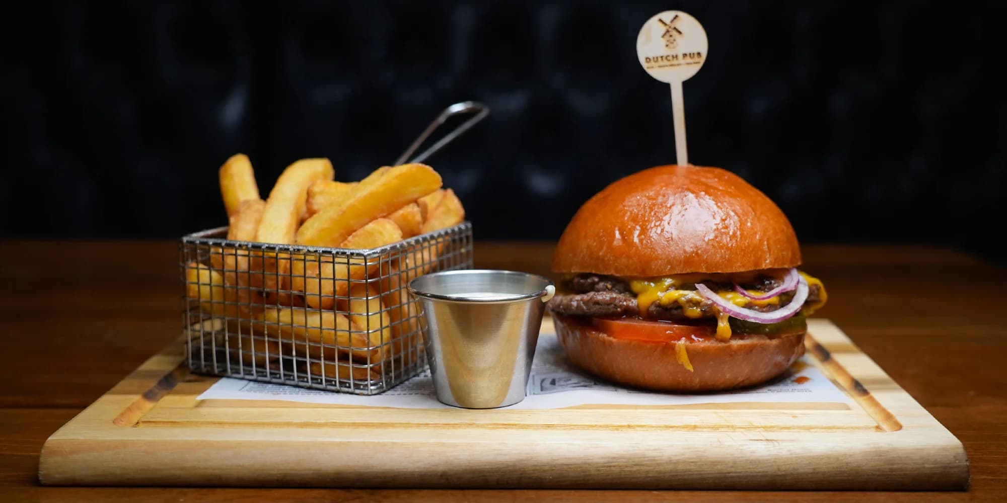 Hovězí burger a hranolky v holandském pubu: na výběr 4 druhy burgerů