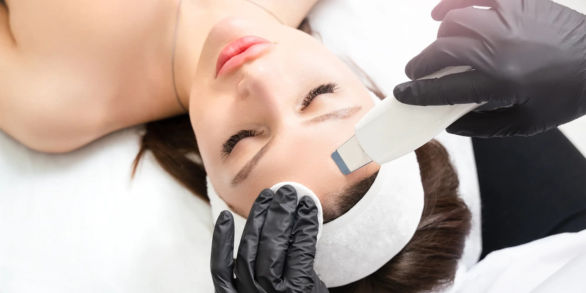 Kosmetické balíčky pro všechny typy pleti: čištění špachtlí, peeling i barvení obočí a řas