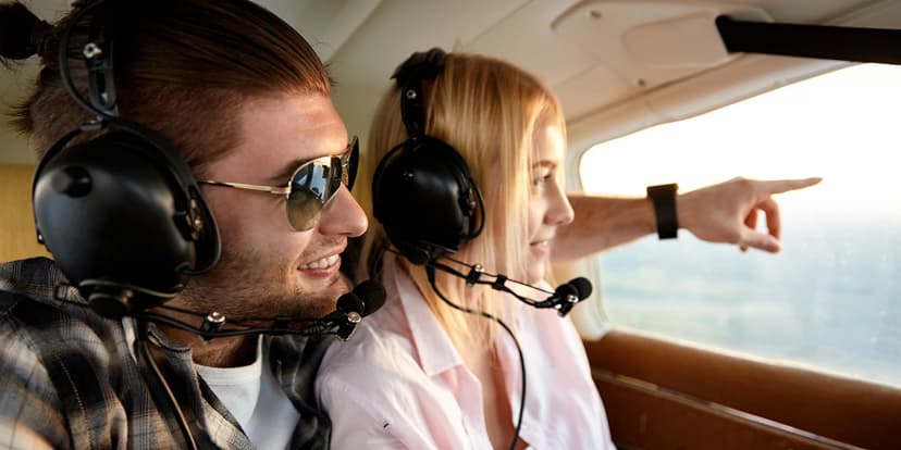 Vzneste se ve dvou do oblak na 60 minut: romantický let při západu slunce nad Českým středohořím