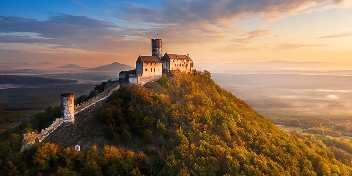 Vzneste se ve dvou do oblak na 60 minut: romantický let při západu slunce nad Českým středohořím