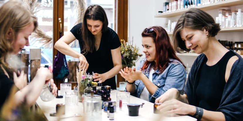 Kurz výroby sójových svíček s Liškou Mazanou: široký výběr esenciálních olejů, barev i zdobení