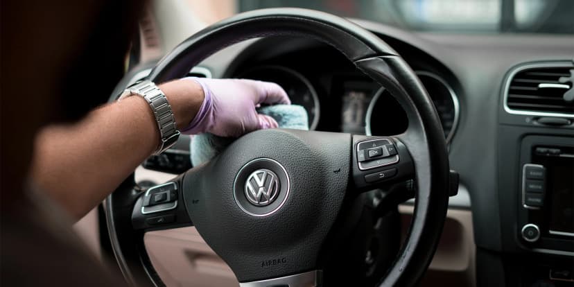 Důkladné čištění interiéru i exteriéru auta i s tepováním či ochranou laku