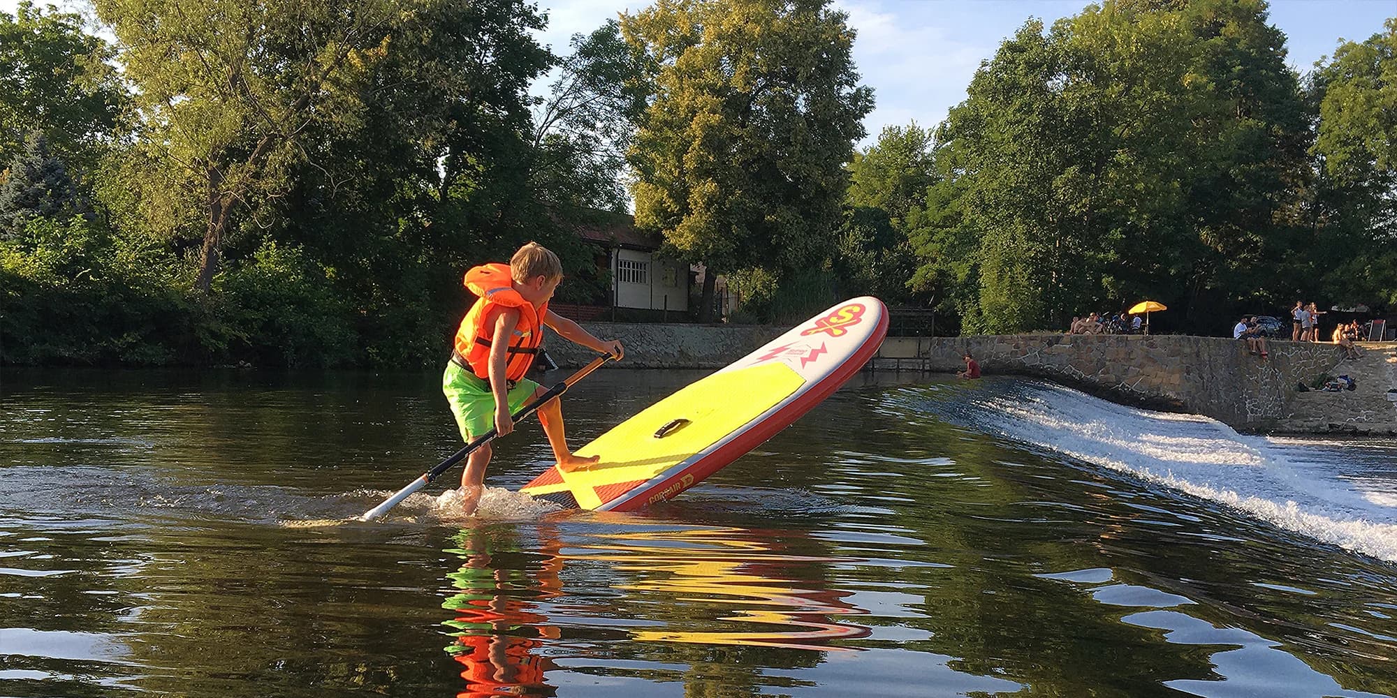 Sjíždění Ohře na paddleboardu i opékání buřtů: úseky vhodné i pro rodiny s dětmi