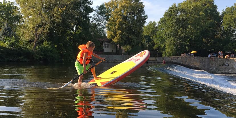 Sjíždění Ohře na paddleboardu i opékání buřtů: úseky vhodné i pro rodiny s dětmi
