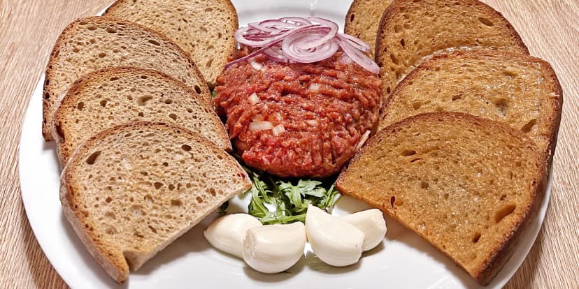 Půlkilová porce tataráku ze svíčkové s křupavými topinkami až pro 4 osoby