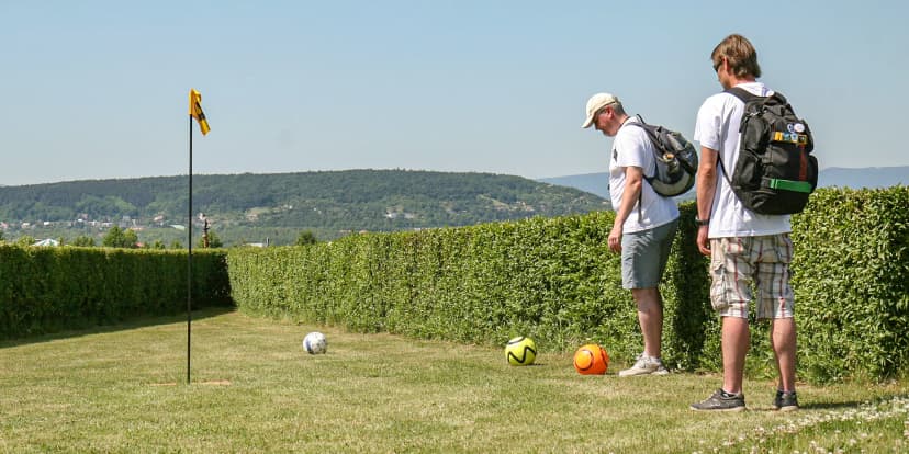 Vyzkoušejte fotbalgolf: vstupy pro děti, studenty nebo celou rodinu