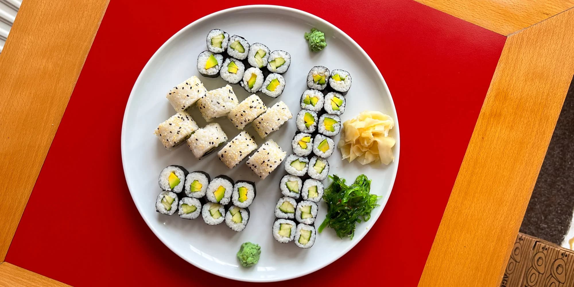 Pestré vegetariánské sety s 40 nebo 70 kousky sushi a salátem wakame