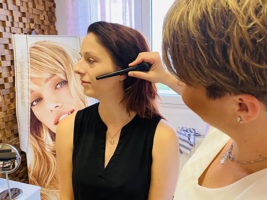 Kurz líčení krok za krokem pro 1–4 osoby i s balíčkem kosmetiky