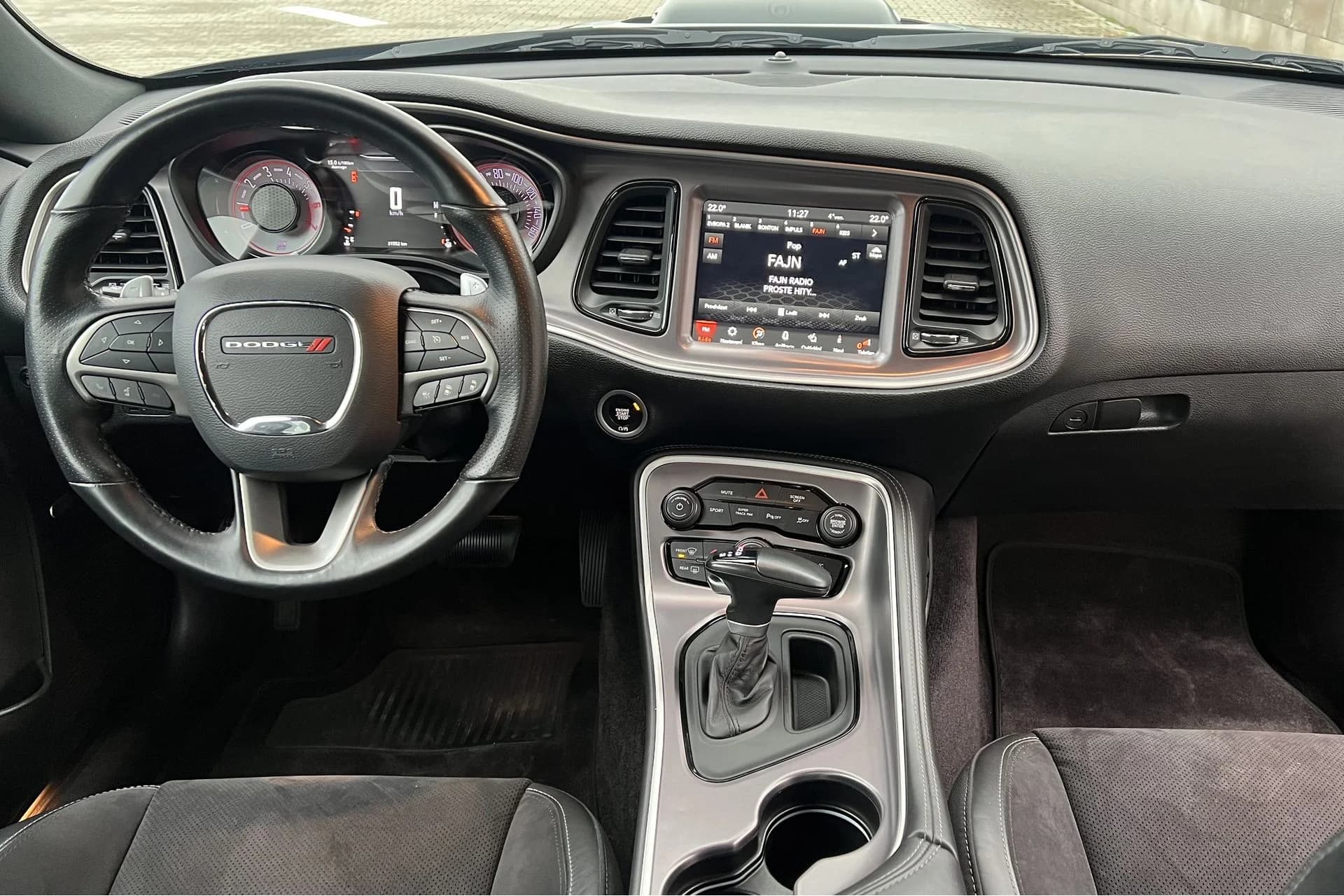 Dodge Challenger 5.7 V8 HEMI SHAKER na 12 nebo 24 hod.