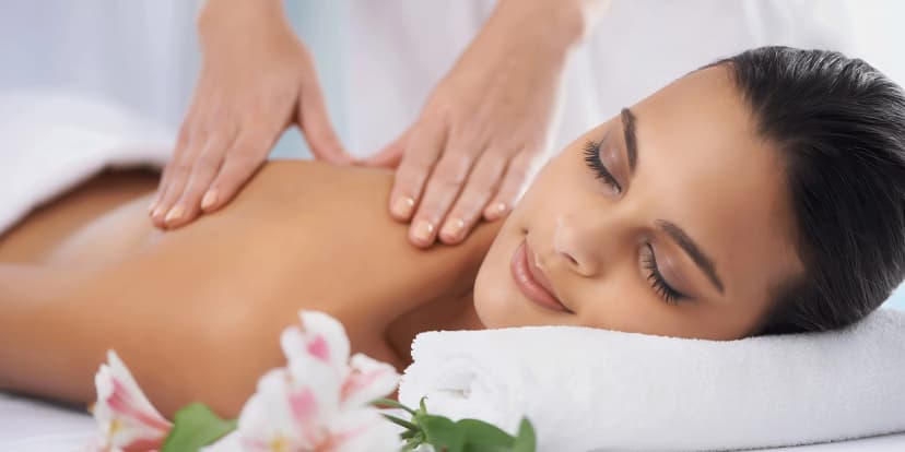 Hřejivý obklad s ájurvedskými bylinami, masáž zad a šíje nebo zábal pro 1 osobu