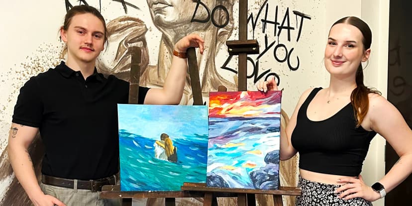 Art rande: workshop malování akrylem, pryskyřicí i technikou fluid art pro 2 osoby