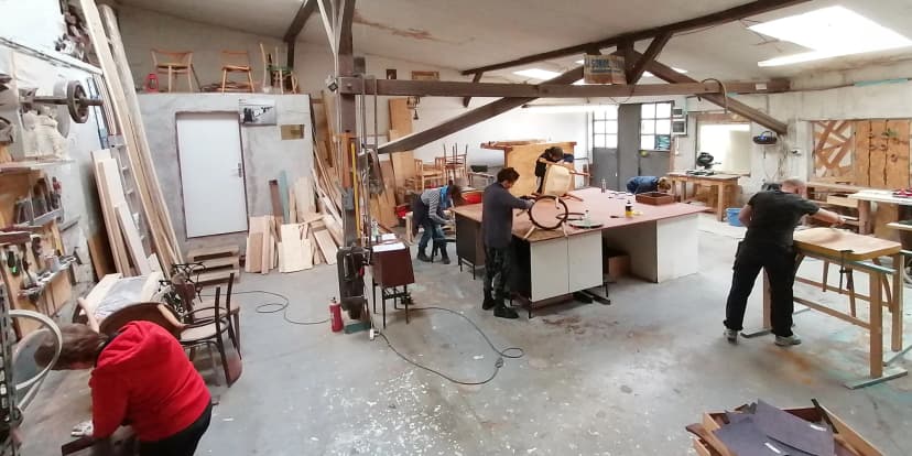 Vyzkoušejte si truhlařinu: celodenní kurz renovace nábytku pro 1 i 2 osoby