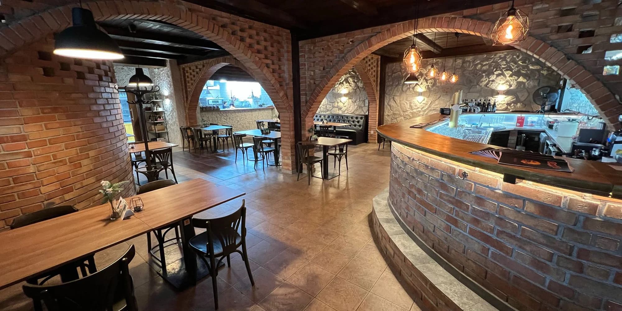 Hostina pro milovníky masa: prkno plné žeber a křídel, hranolky i cibulové kroužky