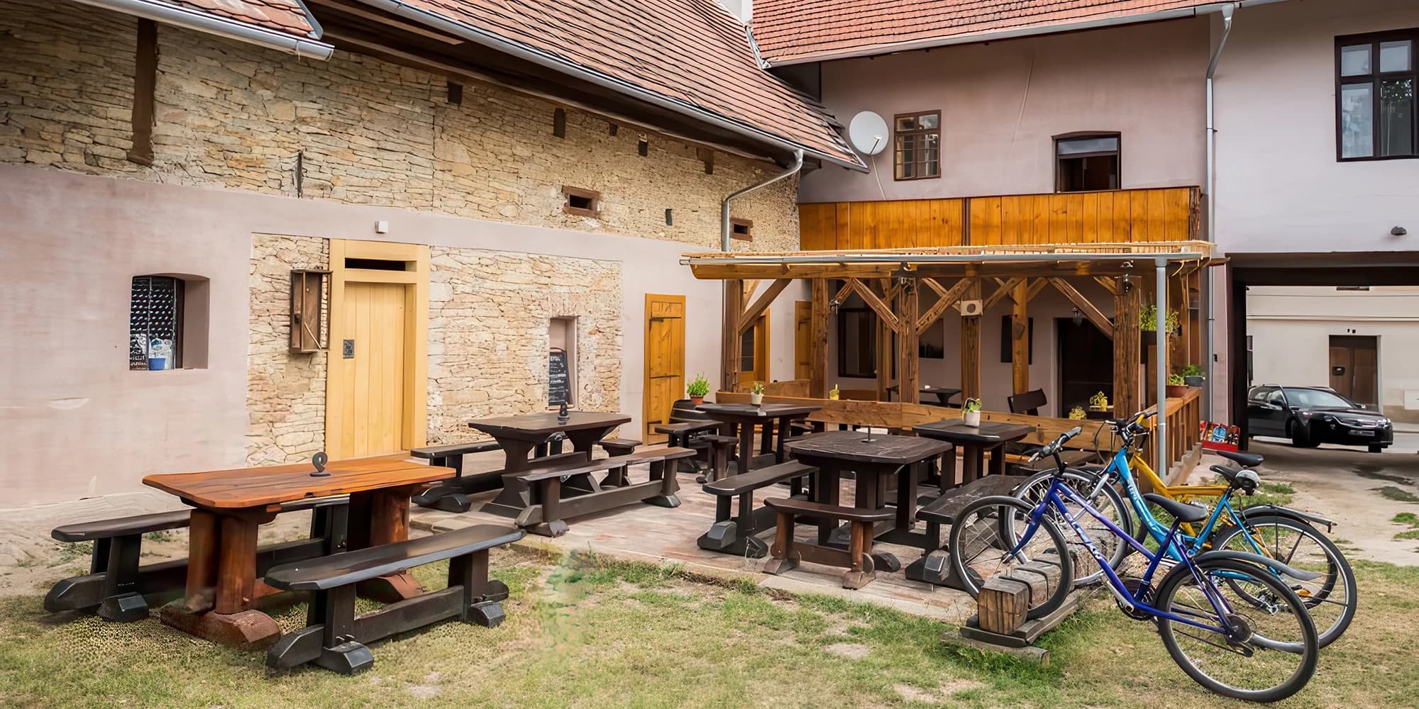 Dvě velké pizzy a jedna malá pizza podle výběru u krásného statku