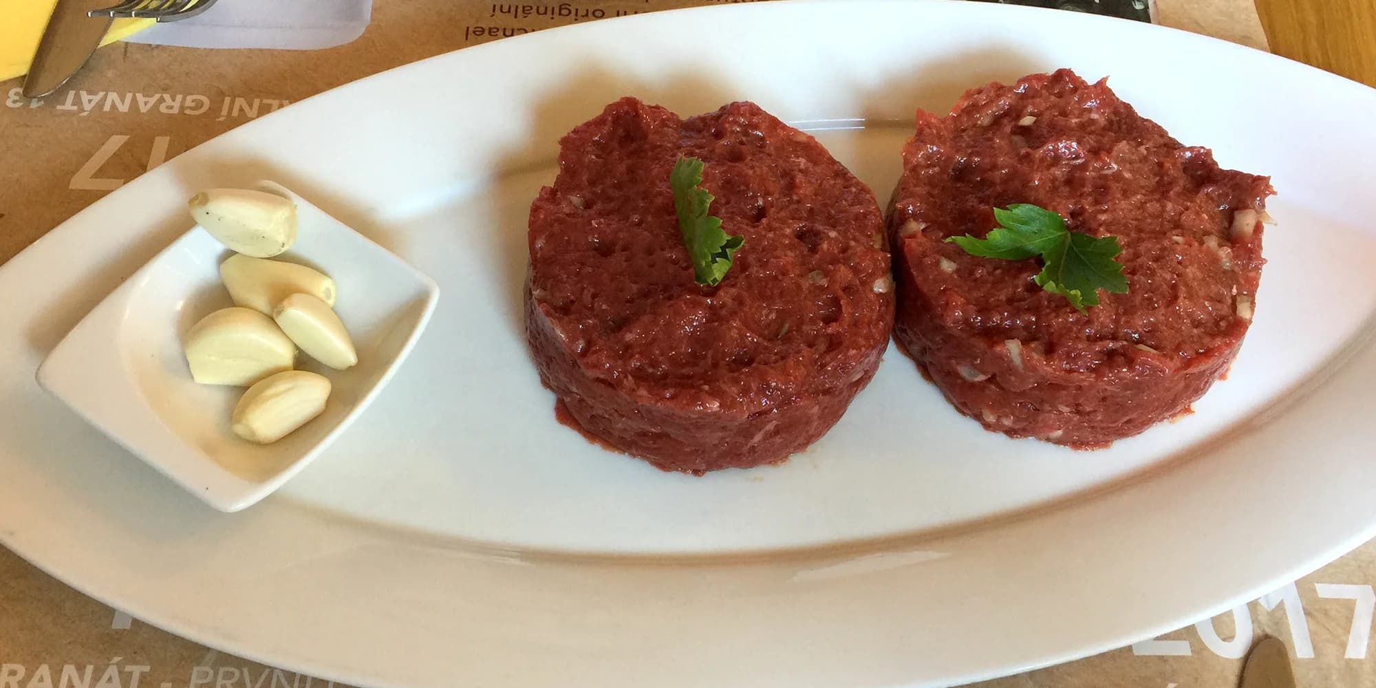 Půlkilový namíchaný tatarák ze zadního hovězího a 12 topinek k tomu