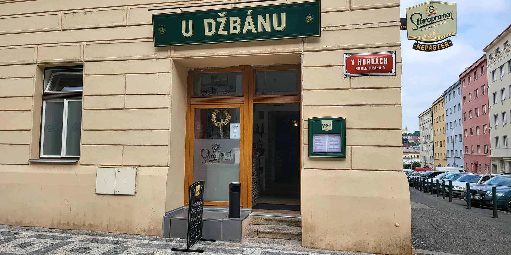 Půlkilový namíchaný tatarák ze zadního hovězího a 12 topinek k tomu