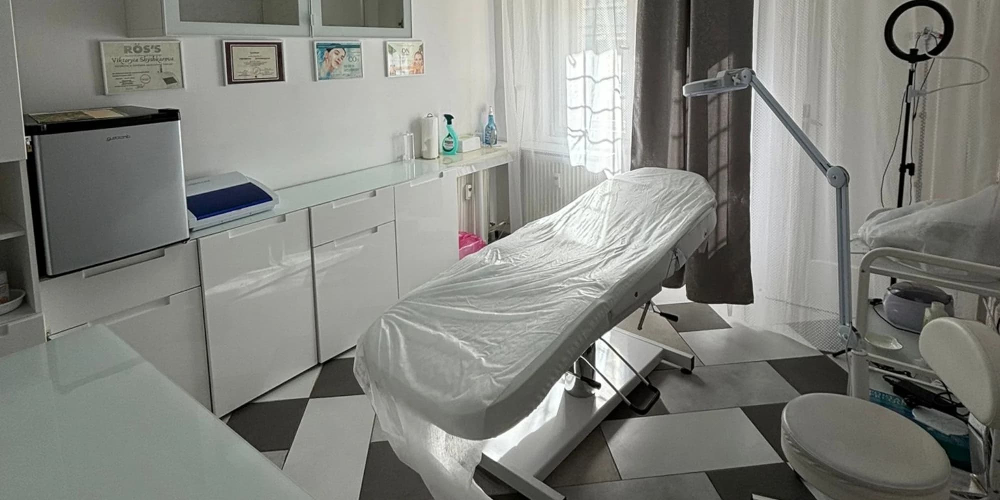 Permanentní make-up horních očních linek, rtů či obočí pudrovou metodou