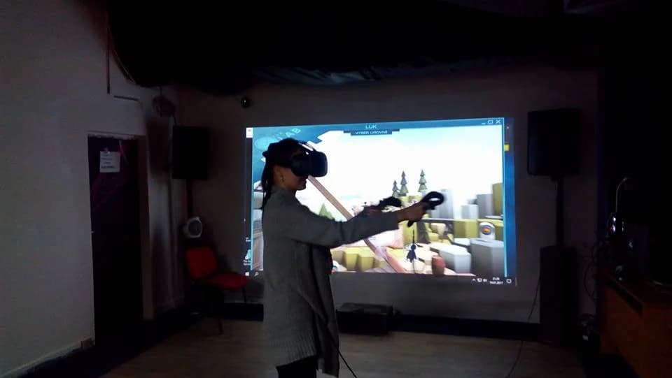 Únikovka ve virtuální realitě pro 4 hráče: rozpleťte tajemství (ne)opuštěného srubu