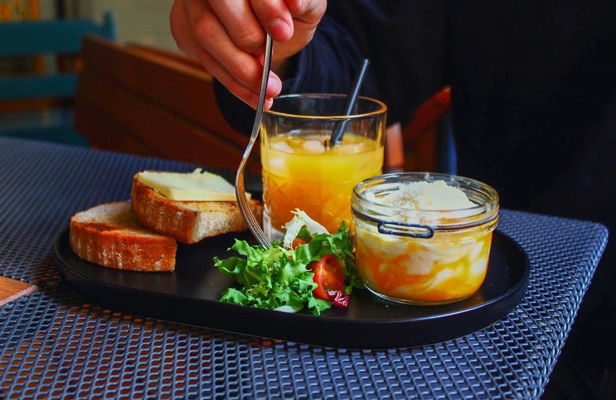 Ráno dělá den: brunch pro 1 či 2 osoby –⁠⁠⁠⁠⁠⁠ vejce Benedikt, avokádový chléb či anglická snídaně