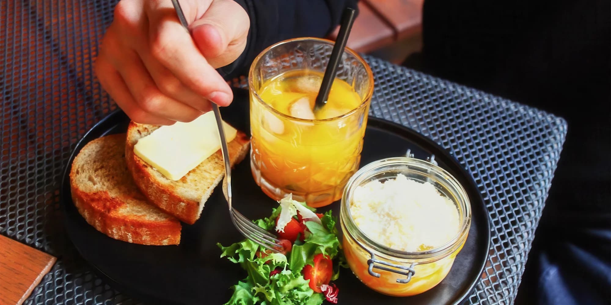 Ráno dělá den: brunch pro 1 či 2 osoby –⁠⁠⁠⁠⁠⁠ vejce Benedikt, avokádový chléb či anglická snídaně