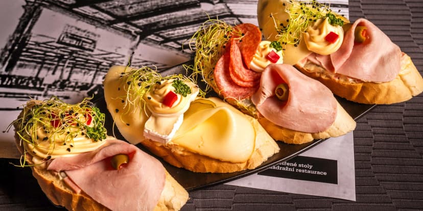 Prkno se 4 druhy domácích chlebíčků v oblíbené restauraci Olymp: 4–16 ks
