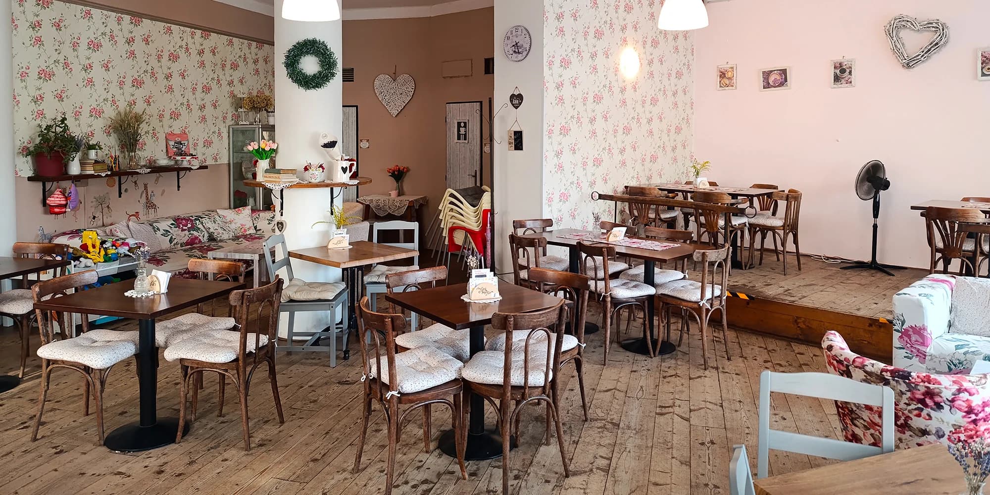 Na kafe a zákusek: otevřený voucher do kavárny v hodnotě 250–⁠⁠⁠⁠⁠⁠1000 Kč