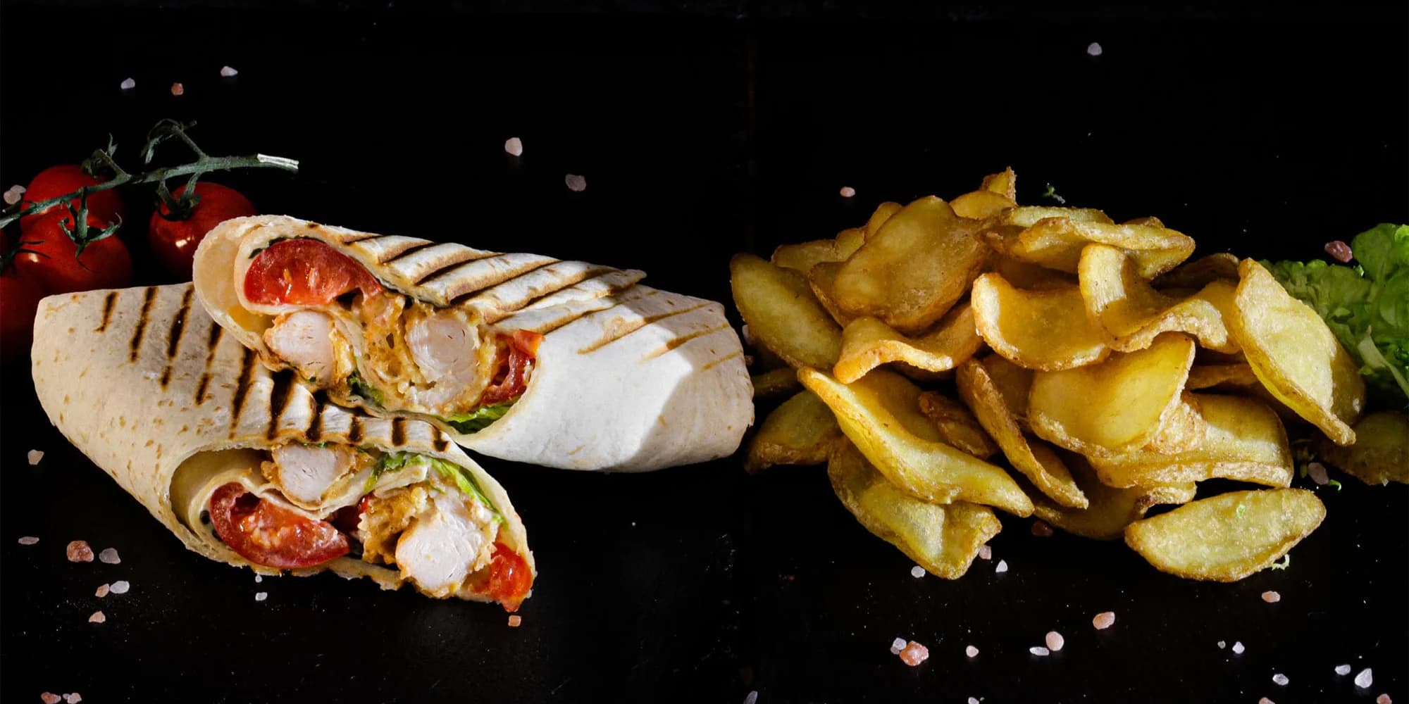 Tortilla s kuřecími stripsy, coleslaw a bramborové plátky s rozvozem