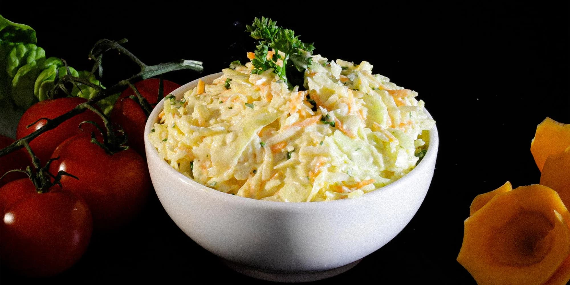 Tortilla s kuřecími stripsy, coleslaw a bramborové plátky s rozvozem