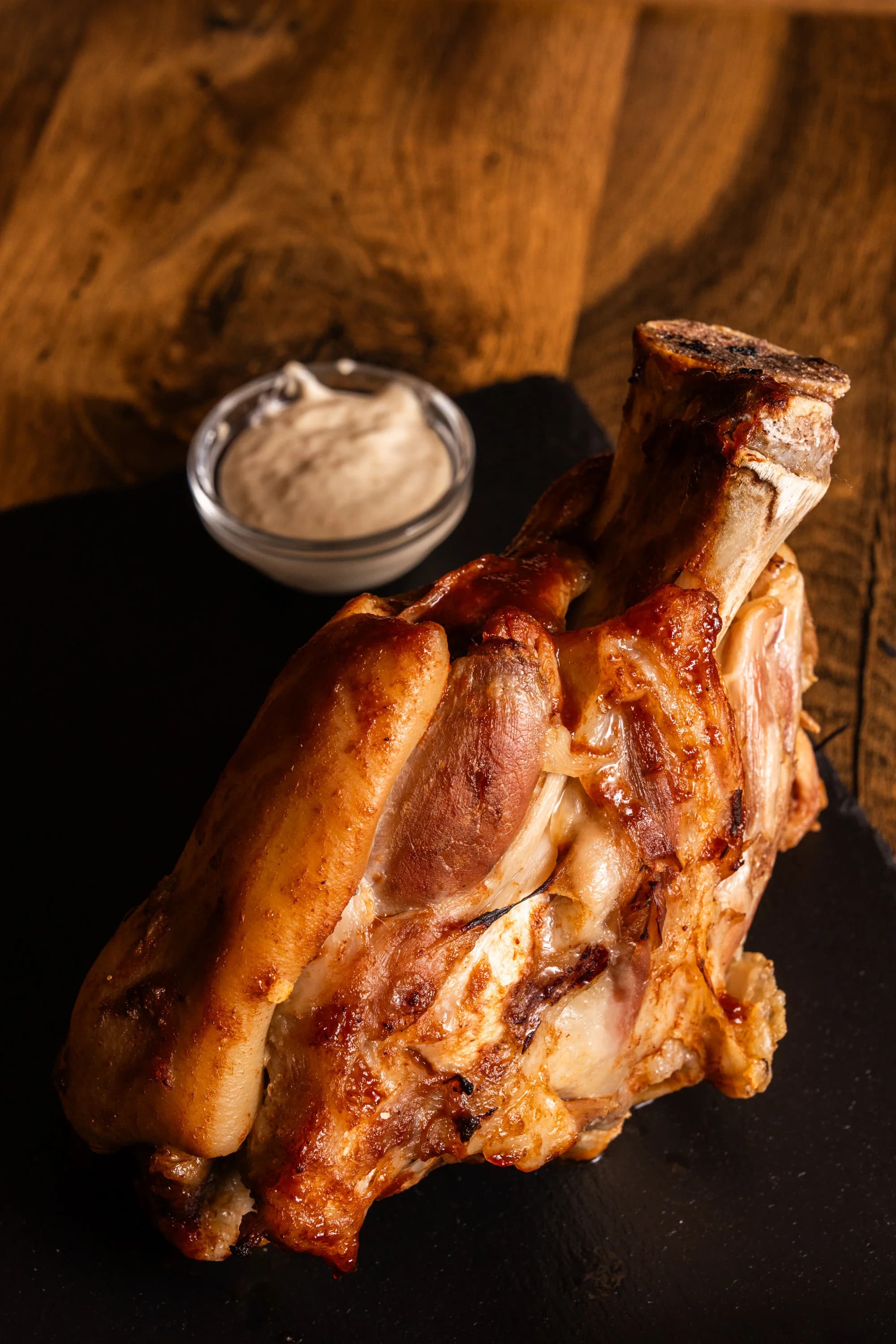 Pečená vepřová žebra nebo koleno s hořčicí, křenem i chlebem