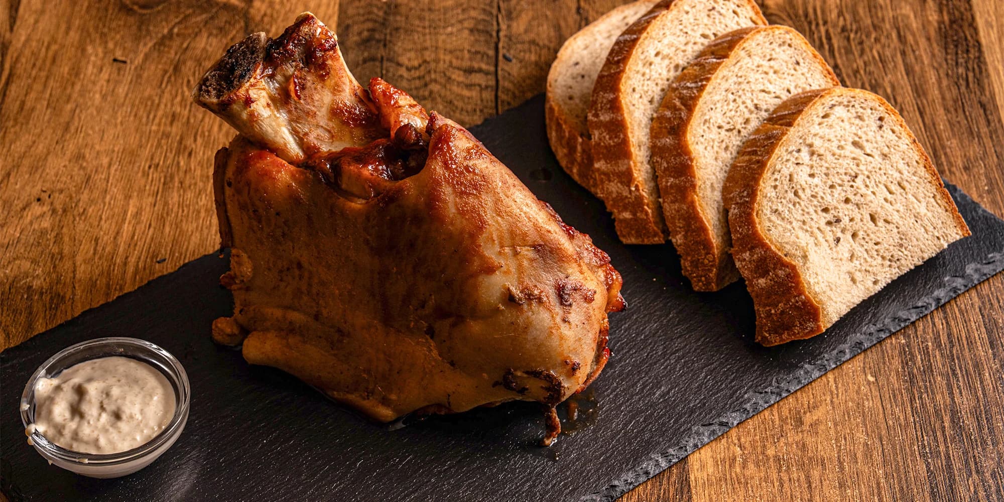 Pečená vepřová žebra nebo koleno s hořčicí, křenem i chlebem