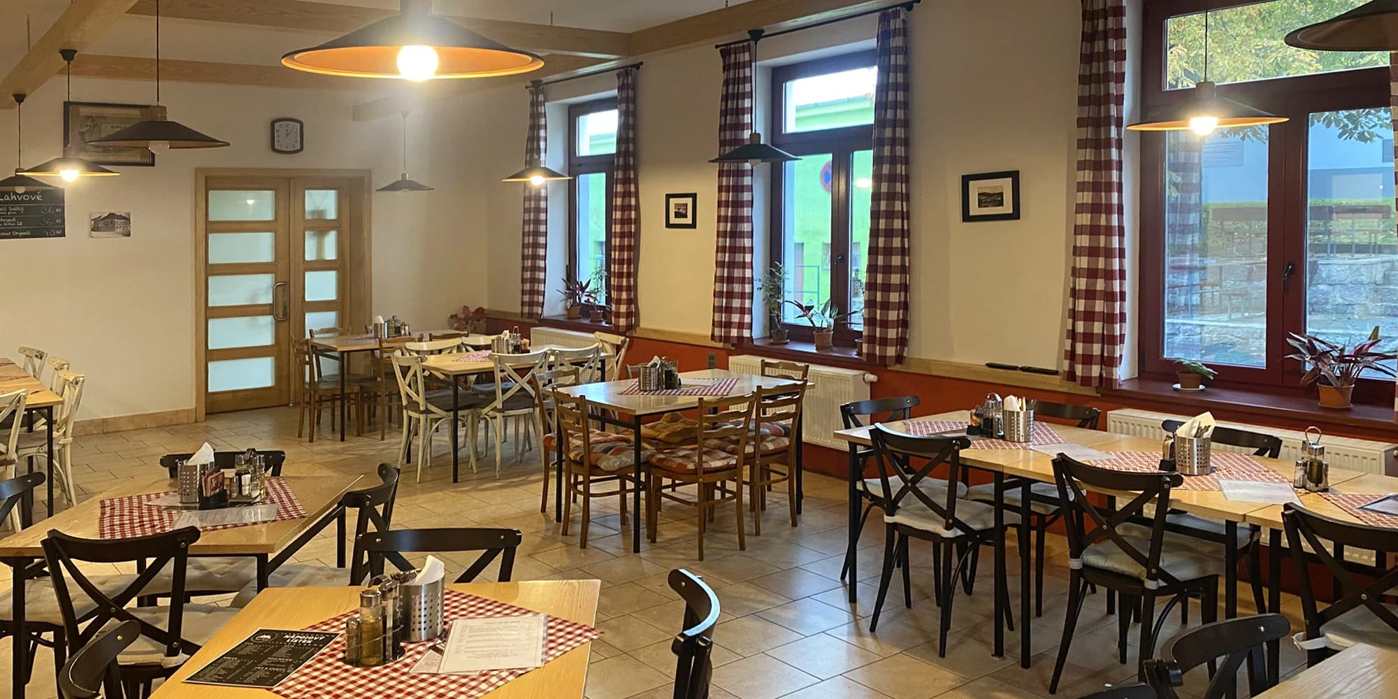 Sýrová hostina: smažená gouda, hermelín, niva i romadur vč. příloh a omáček