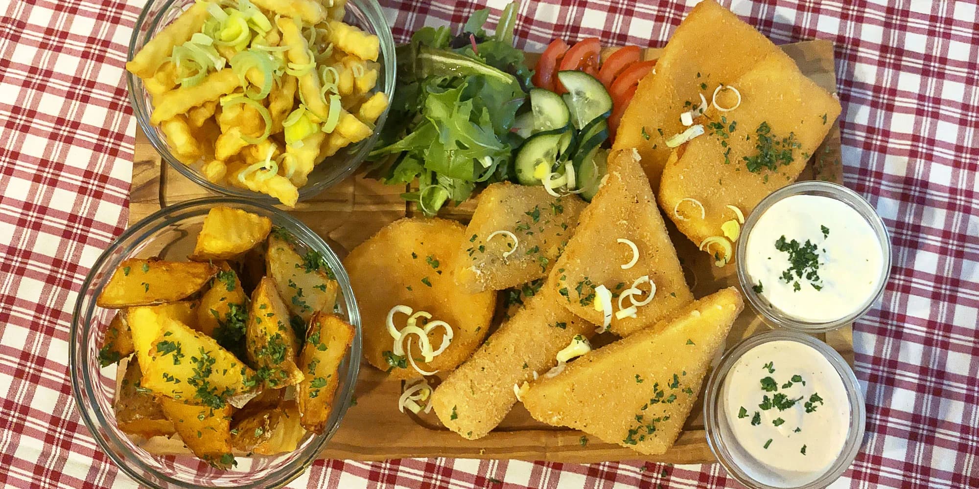 Sýrová hostina: smažená gouda, hermelín, niva i romadur vč. příloh a omáček