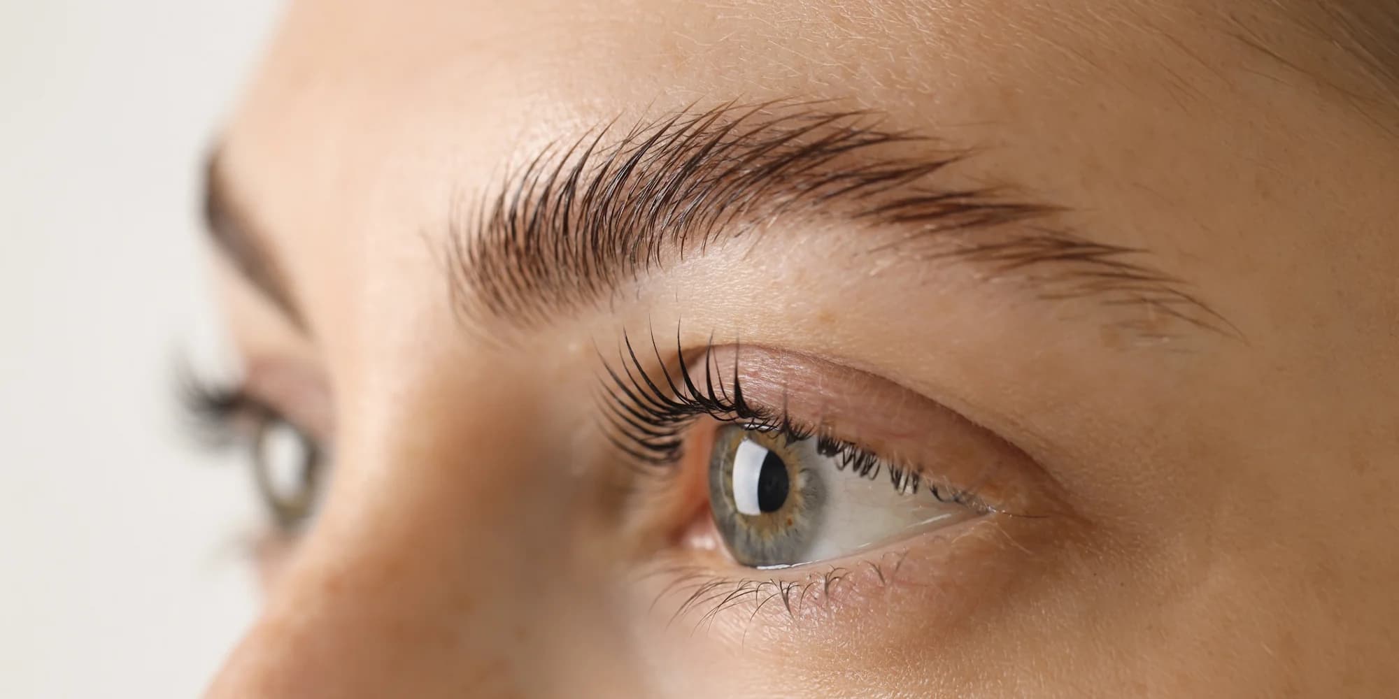 Vytvarujte a vyživte své obočí a řasy: laminace i lash lifting