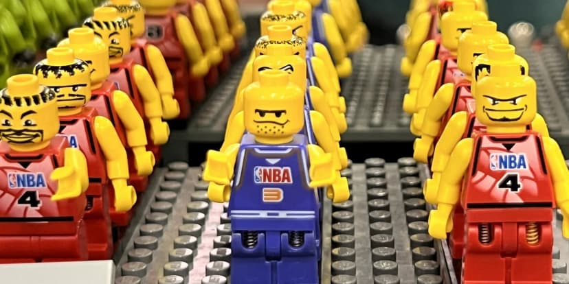LEGO® figurky, klíčenka pro páry nebo kostky na váhu dle vlastního výběru