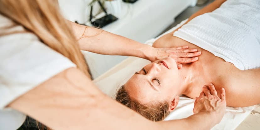 Relaxační masáž celého těla v délce 120 min. i s nealko sektem a ovocem