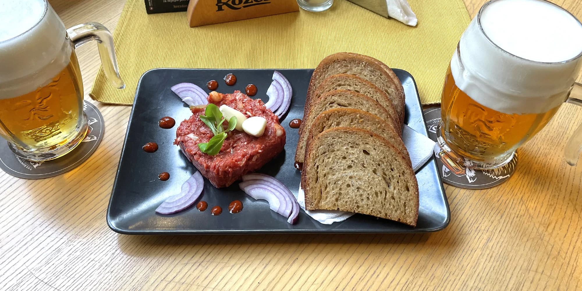 150 až 450 g hovězího tataráku s topinkami a 2-6 piv k tomu