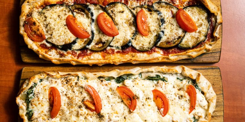 Pide: pizza na turecký způsob s masem, případně lilková k odnosu s sebou