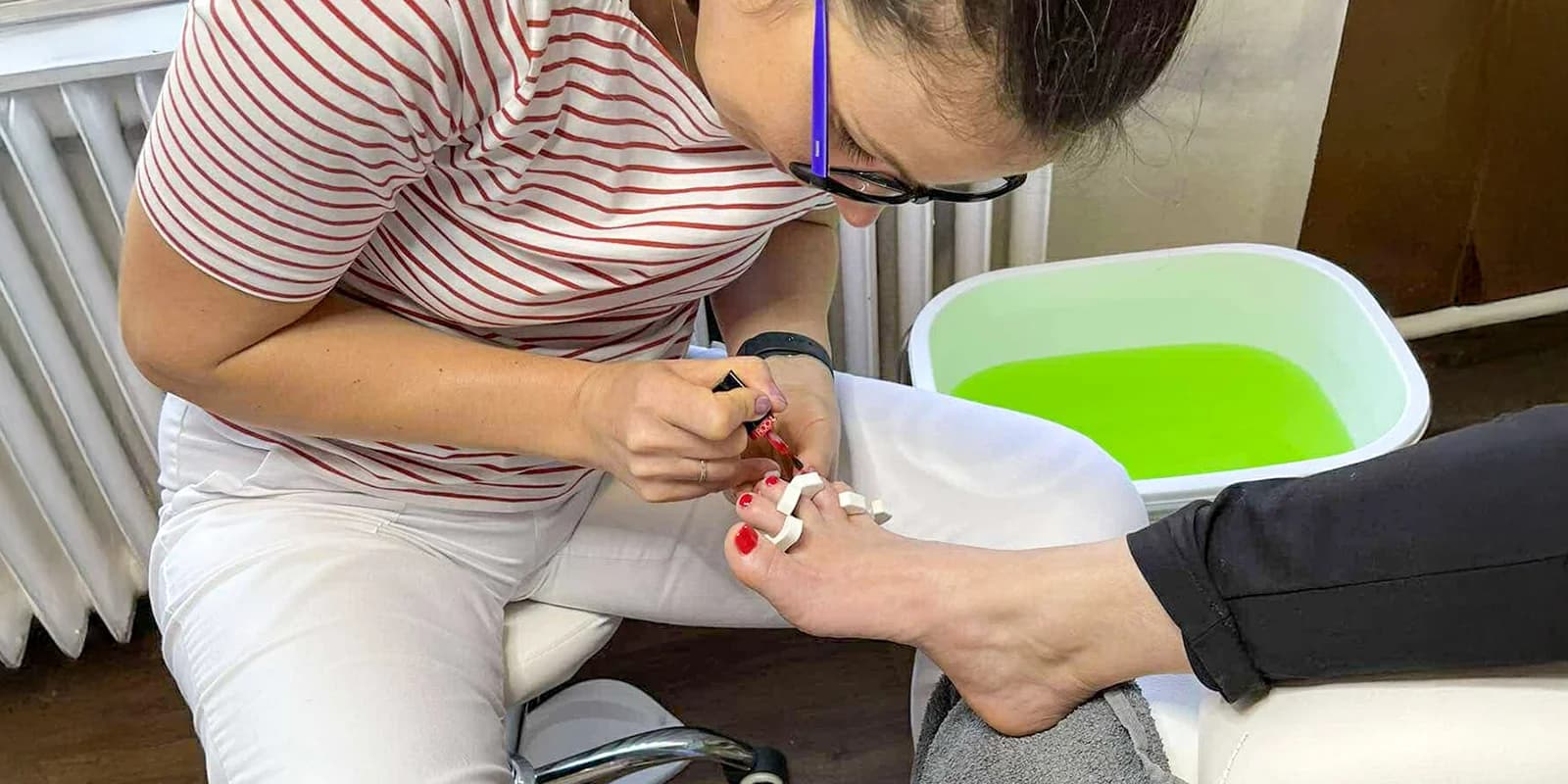 Nožky jako v bavlnce: lázeňská pedikúra s masáží plosek nebo lávové kameny