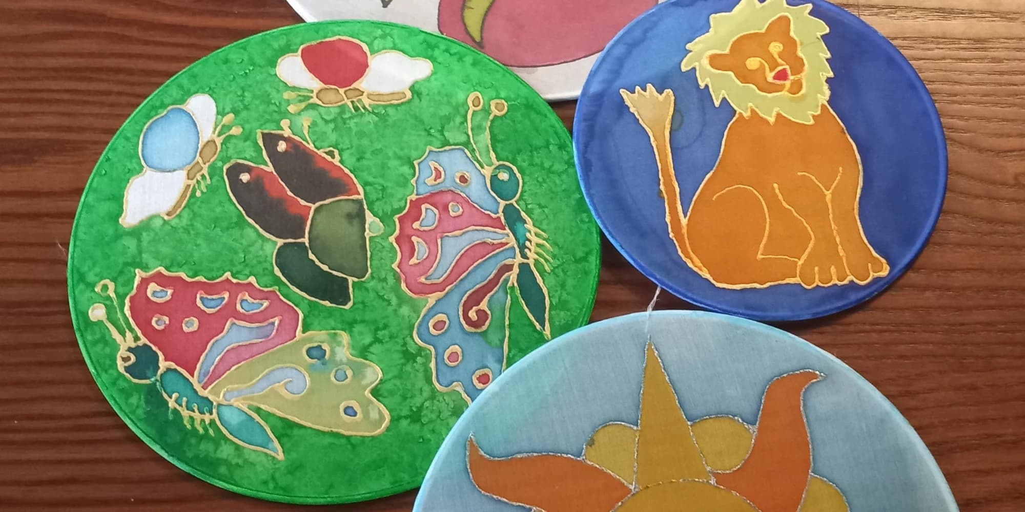 Výtvarný kurz dle výběru: výroba šperků, věnců, vitráží, malba na porcelán i batikování