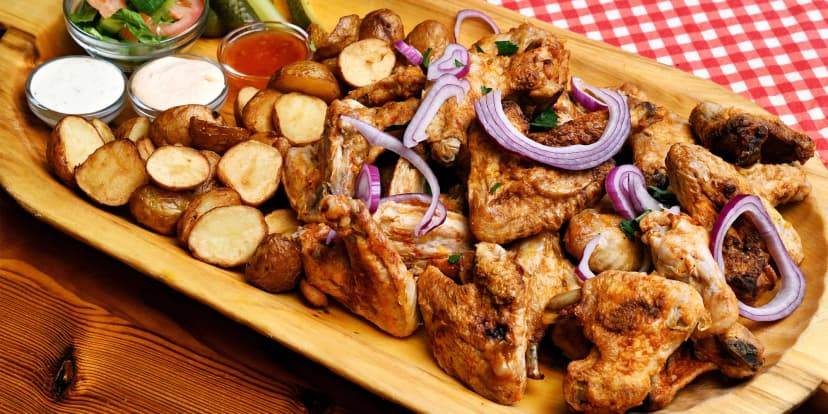 BBQ křidýlka i vepřová žebra s přílohami: až tříkilová porce pro partu jedlíků