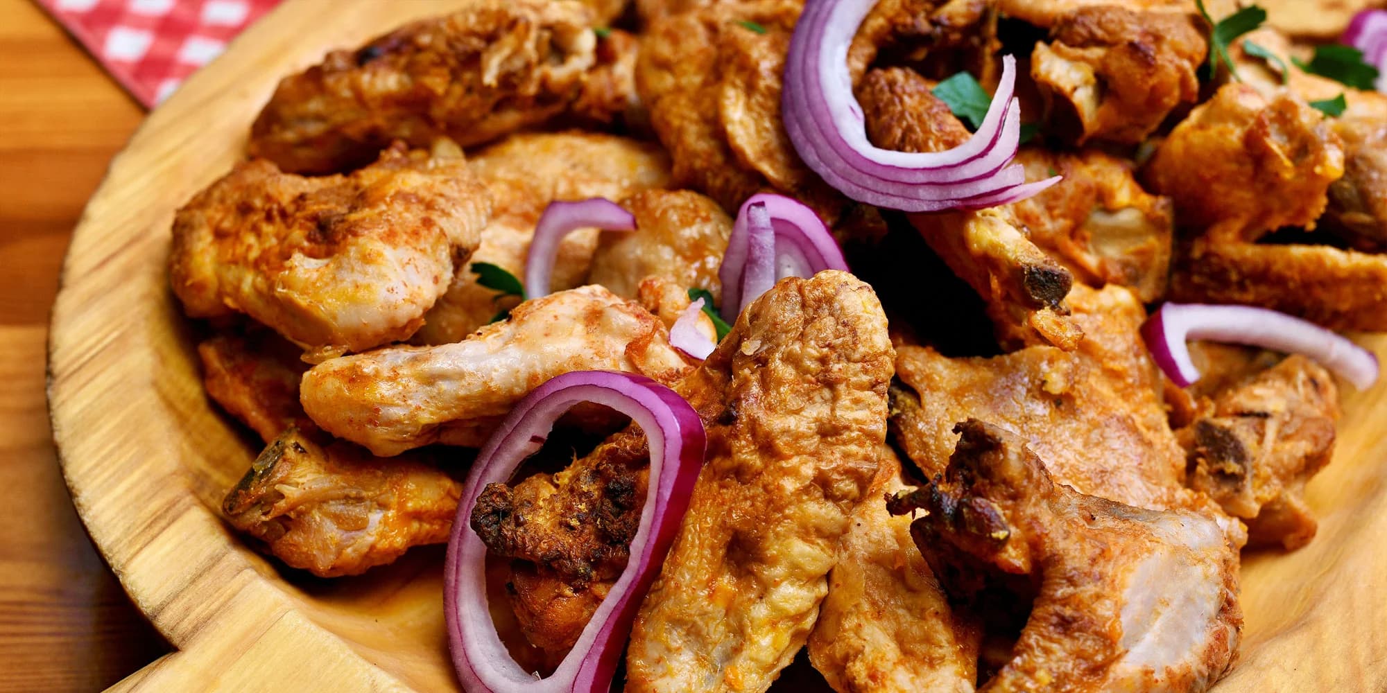 BBQ křidýlka i vepřová žebra s přílohami: až tříkilová porce pro partu jedlíků