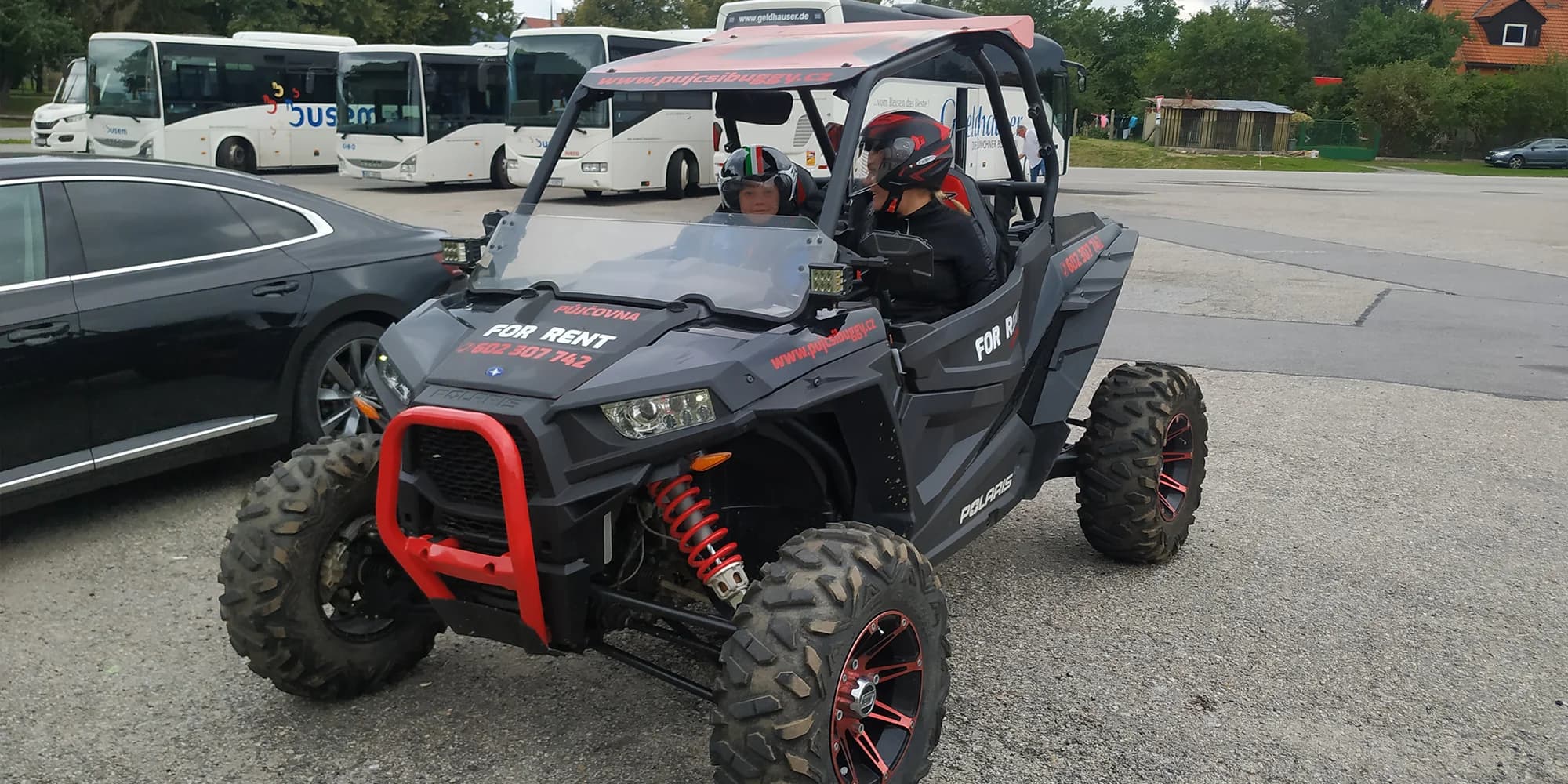 Zažijte s parťákem pořádnou jízdu: zapůjčení dvoumístné buggy na 1-6 hodin i piknikový koš