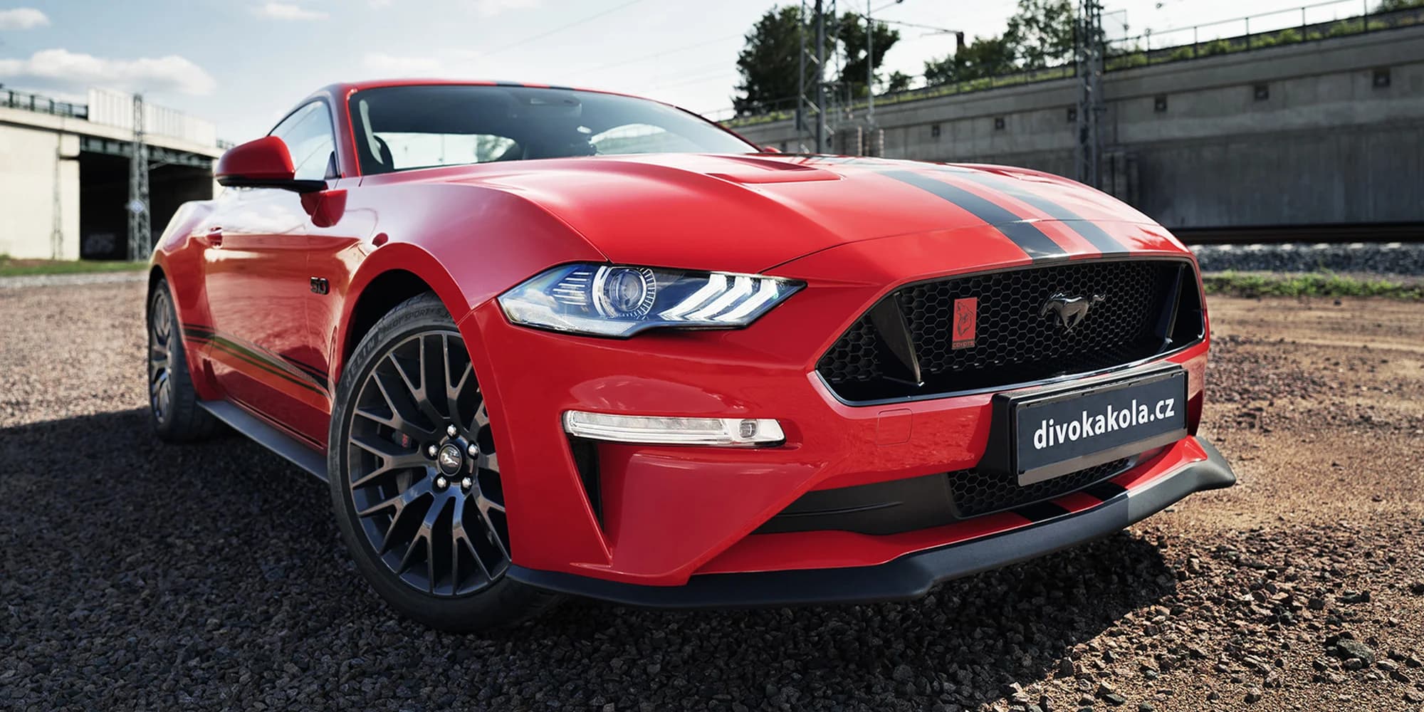 Legendární Mustang čeká: usedněte za volant a zažijte brutální sílu motoru 5.0 V8