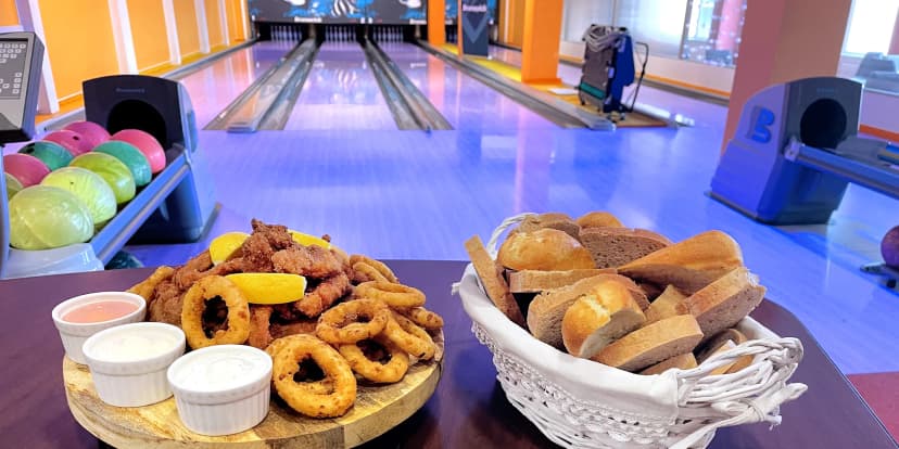 2 hod. bowlingu, mix řízků o váze 500 g, cibulové kroužky a další přílohy až pro 6 osob